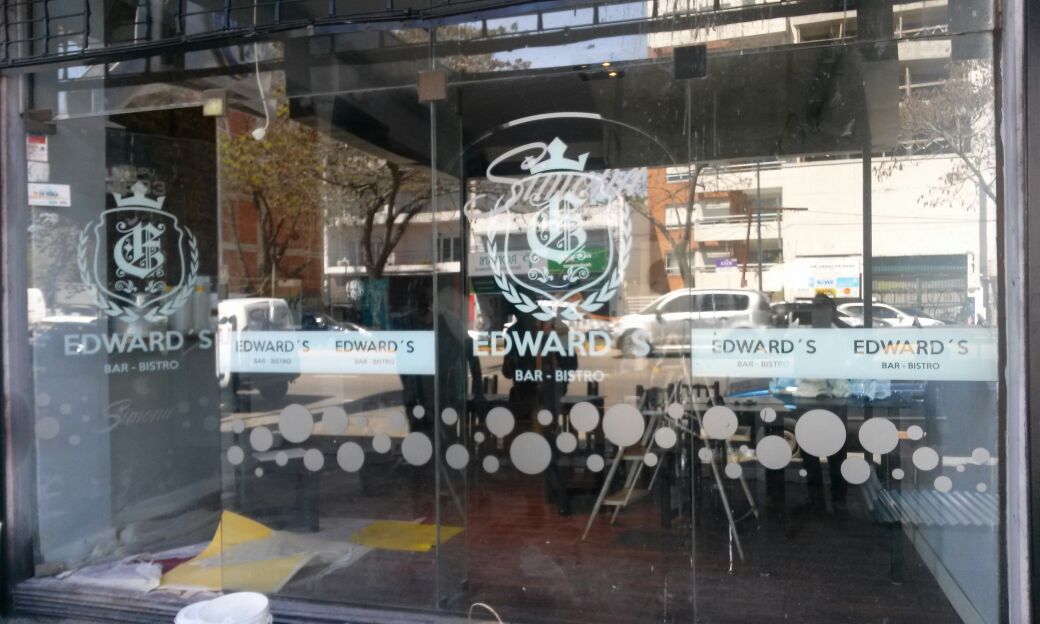 Vidriera Bar Edwars´s Olivos